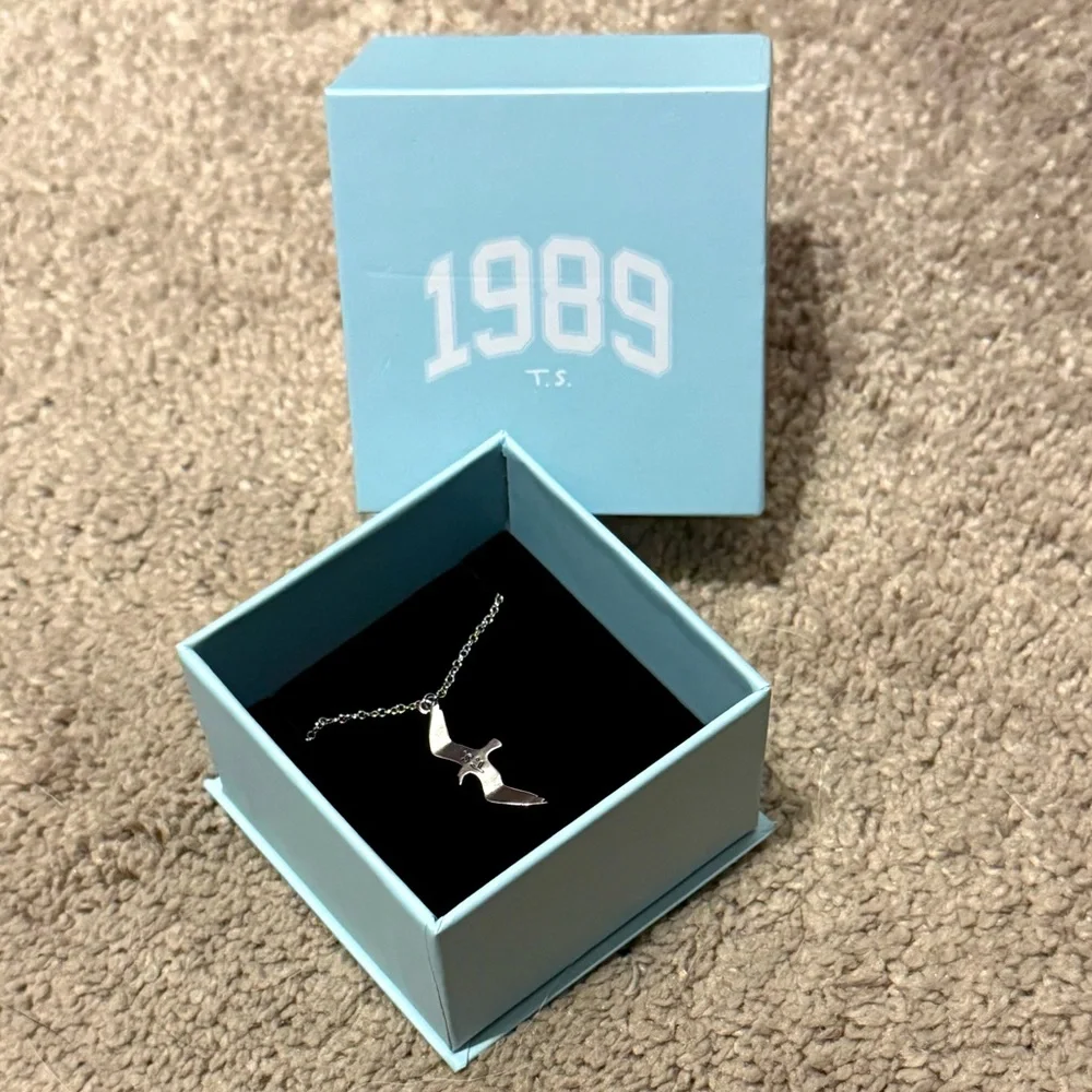 1989 (Taylor’s Version) Seagull Necklace - NEW in Box - Authentic! - Picture 4 of 5